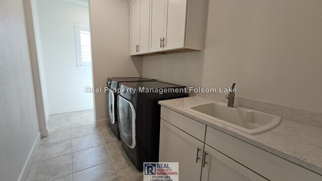 Building Photo - Upgraded 4 Bed + Loft | Solar | EV Charger | Outdoor Living | Folsom