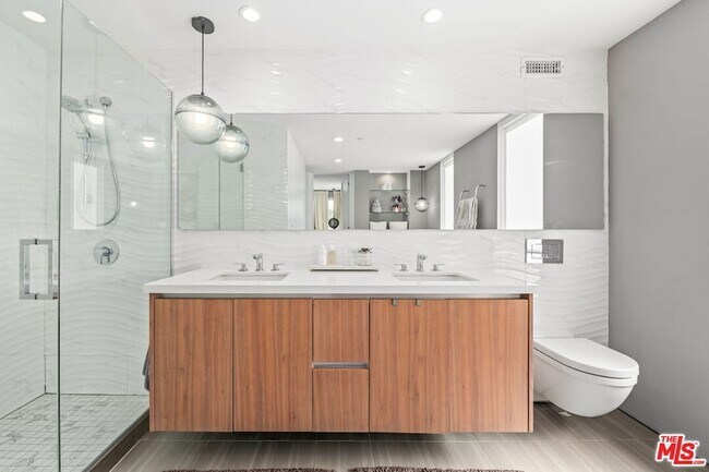 Building Photo - 2736 Armacost Ave