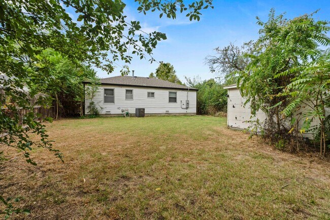 Building Photo - 1616 E Funston St