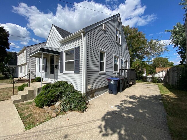 Building Photo - Charming 3-Bedroom Akron Bungalow with Spacious Backyard