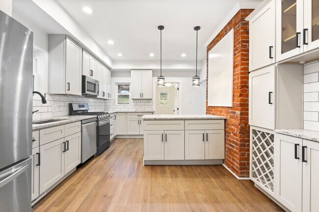 Building Photo - Beautifully Renovated 3 Bed/2.5 Bath Home in Mt Washington - Convenient Location