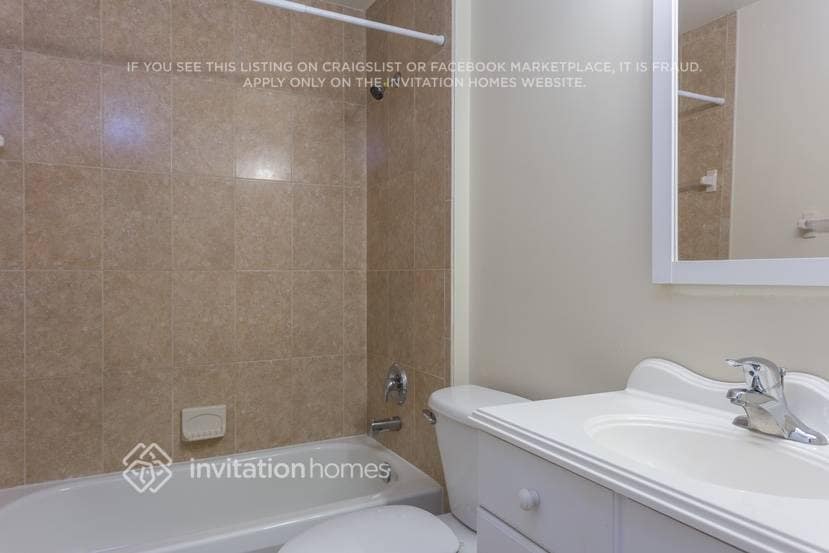 Building Photo - 833 SE Lansdowne Ave