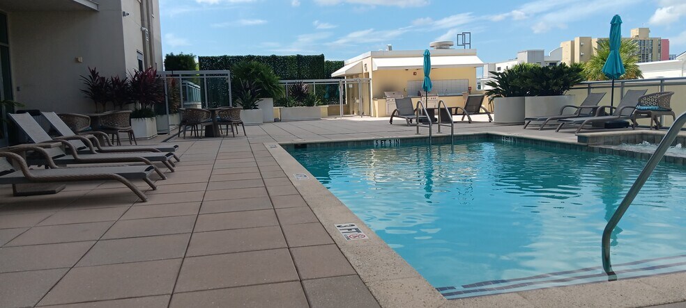 Pool - 400 4th Ave S