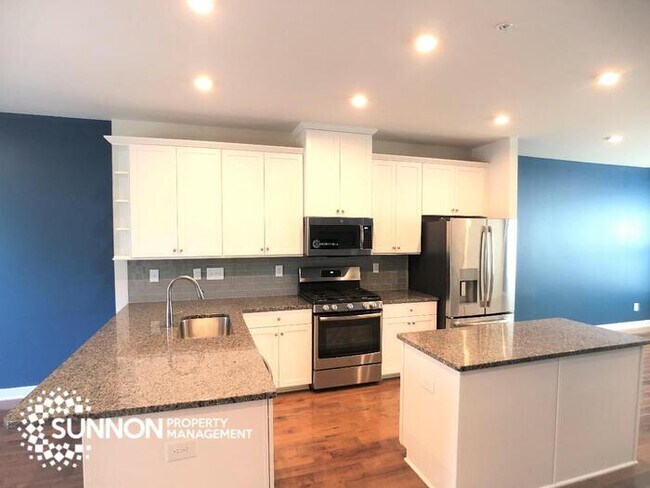 Building Photo - Beautiful 4 Story Townhome in South Charlotte!
