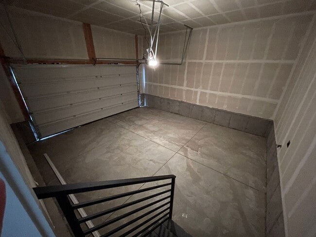 Building Photo - Modern home!