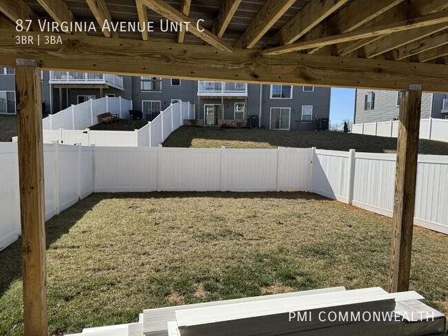 Building Photo - 3 bed/2.5 bath townhouse (available June 1...