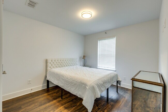 Building Photo - Convenient Nashville Rental Near Percy Pri...