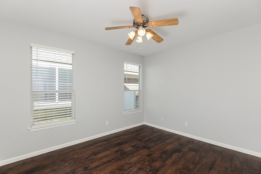 Building Photo - 9824 Birch Dr