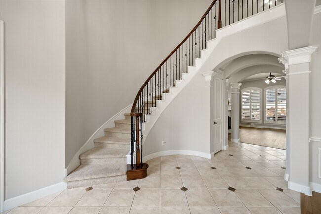 Building Photo - 390 Wedgewood Dr W