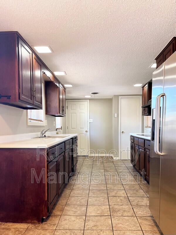 Building Photo - 3235 Foxgate Dr