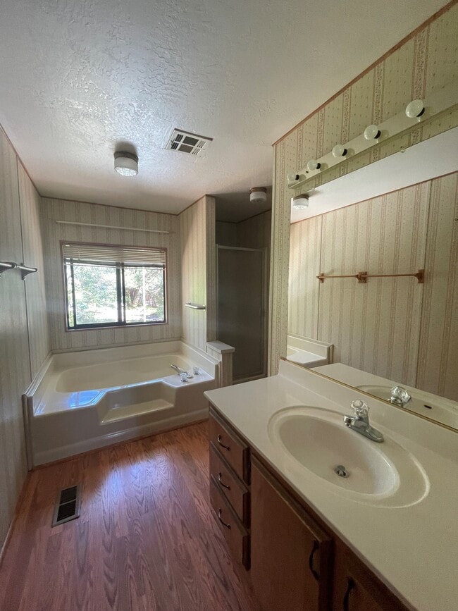 Building Photo - 1500 Granite Shadows Dr