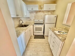 Building Photo - 39 Waltham B