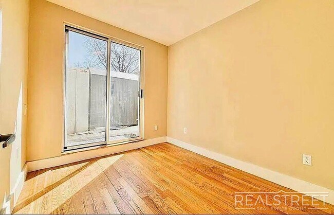 Building Photo - Gorgeous 3 Queen Size Bedrooms 1.5 Bath Duplex with Outdoor Space and Private Laundry in Prime Clint