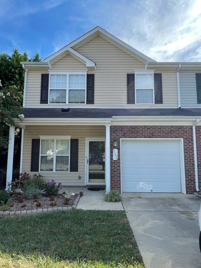 Building Photo - Townhouse / Whitsett