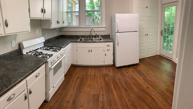 Kitchen - 606 Cayton St