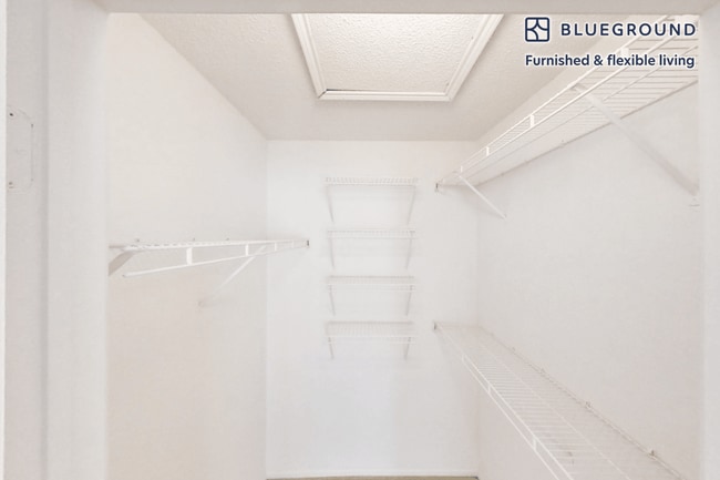 Building Photo - 100 Lexington Ridge Dr