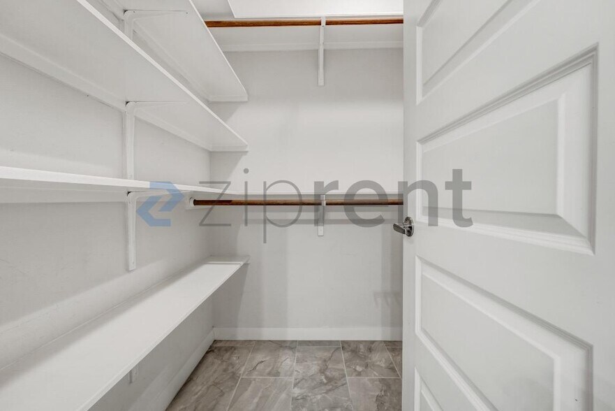 Building Photo - Unit A