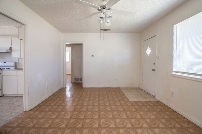 Building Photo - Great 2 Bedroom 1 Bathroom House!