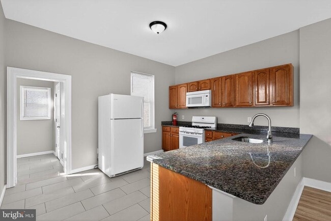 Building Photo - 738 Division St