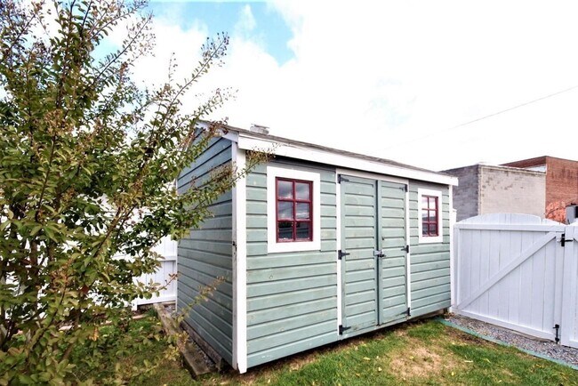 Building Photo - Updated Downtown Frederick Property in prime location available mid August!