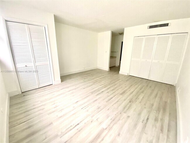 Building Photo - 9225 Collins Ave