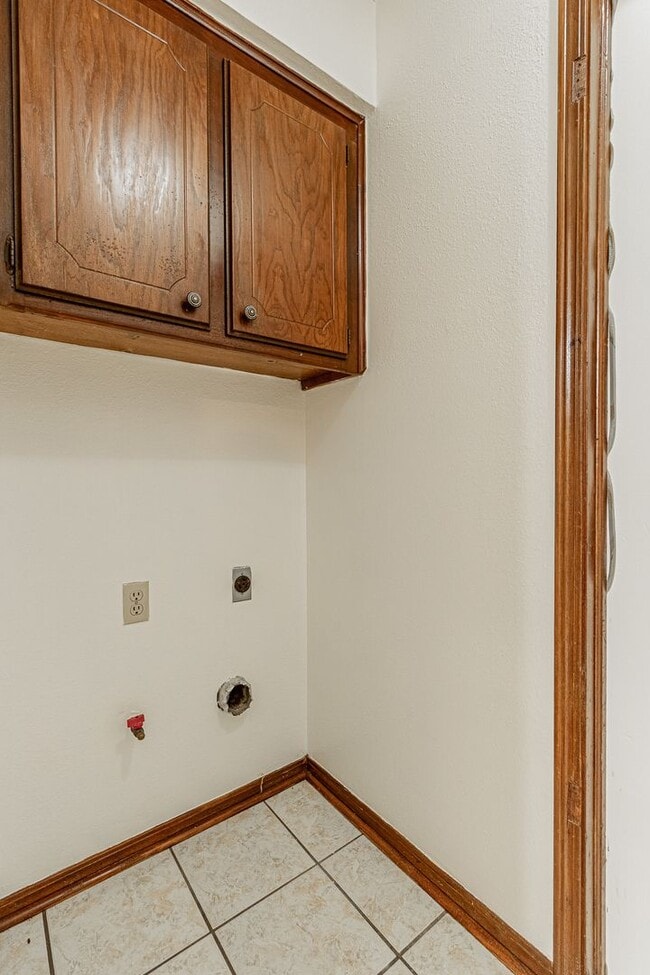 Building Photo - 3 Bed 2 Bath in OKC!