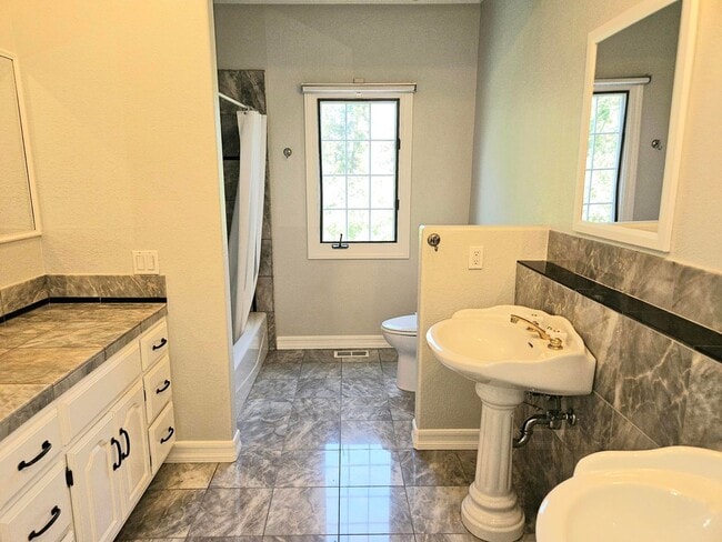 Building Photo - Stunning 4 Bed 3 Bath Naglee Park Home Nes...