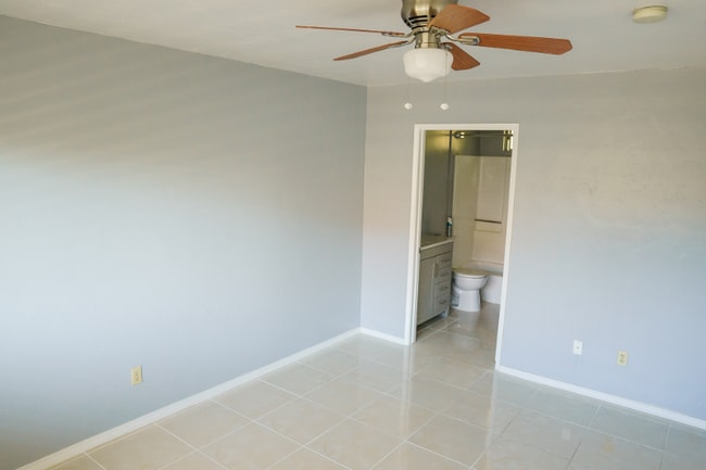 Building Photo - 335 Claydelle Ave