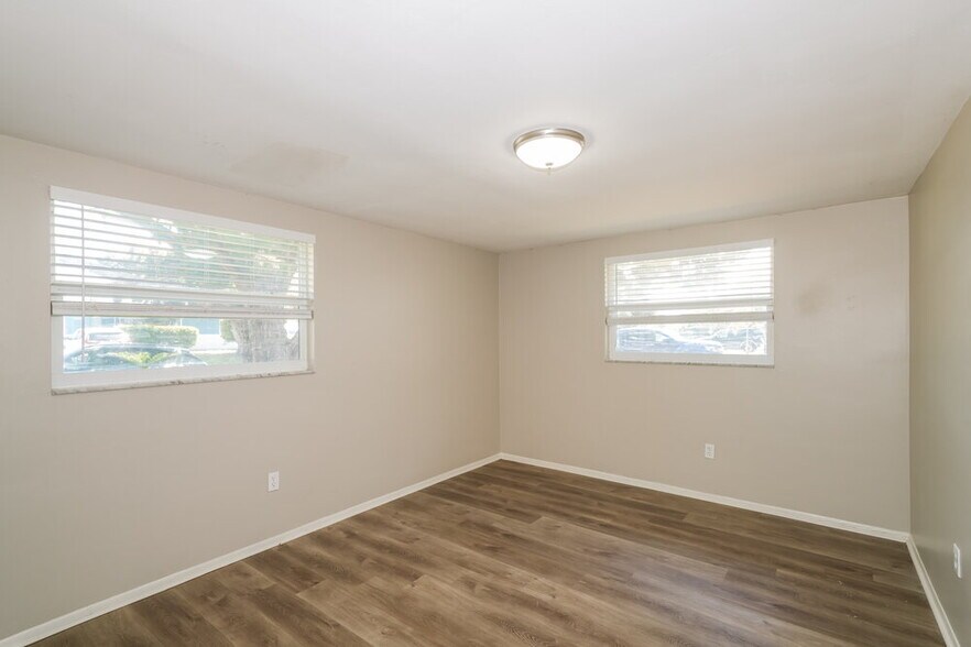 Building Photo - 10933 Felsdale Ave