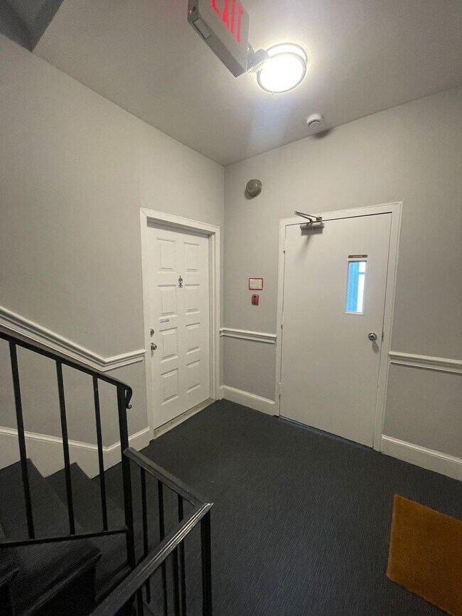Building Photo - Dupont Circle 2-level Condo at The Cygnet. 1 Bed/1 Full Bath, Fireplace and Modern Kitchen