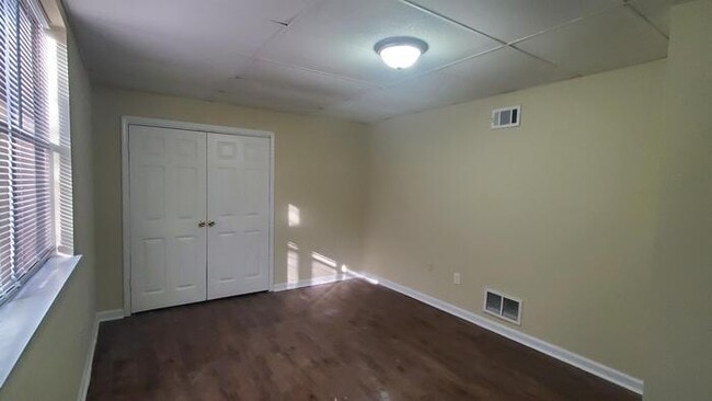 Building Photo - 1170 Kings Mill Run N