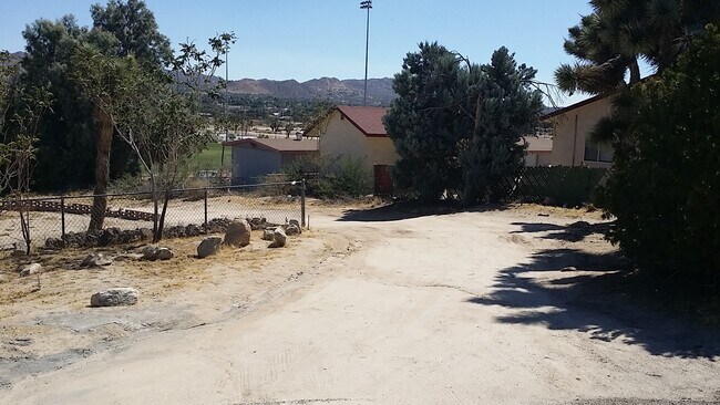 Building Photo - 56565 Sunnyslope Dr