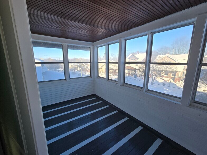 3 seasons porch - 1019 Widdicomb Ave NW