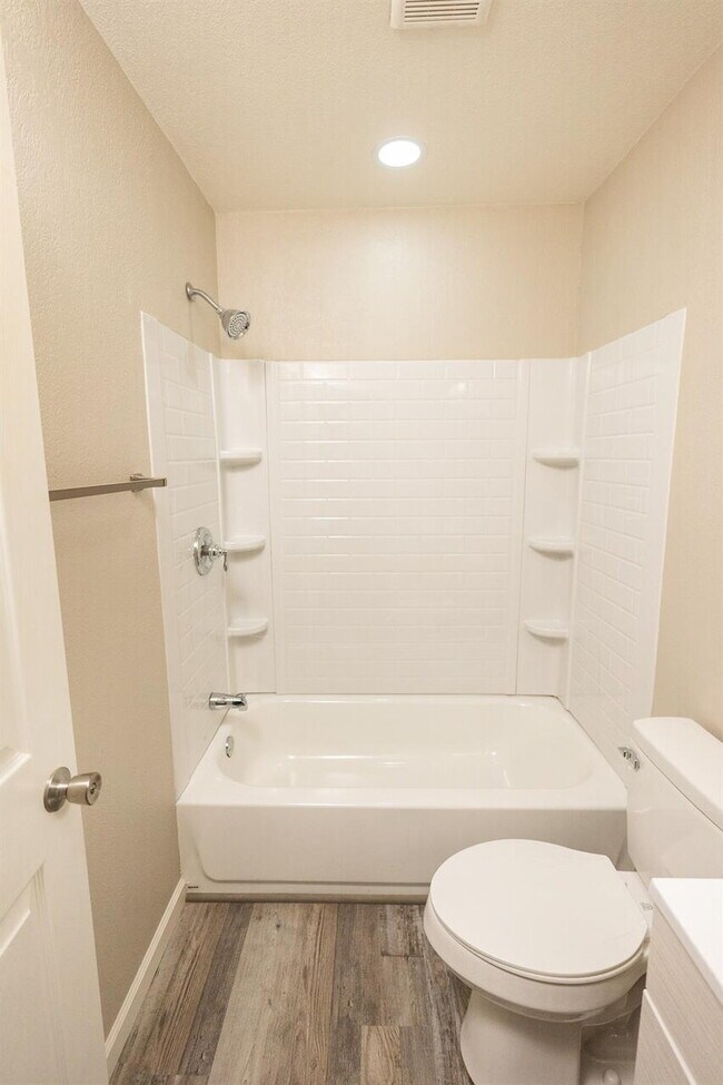 Building Photo - Newly renovated 1 Bedroom