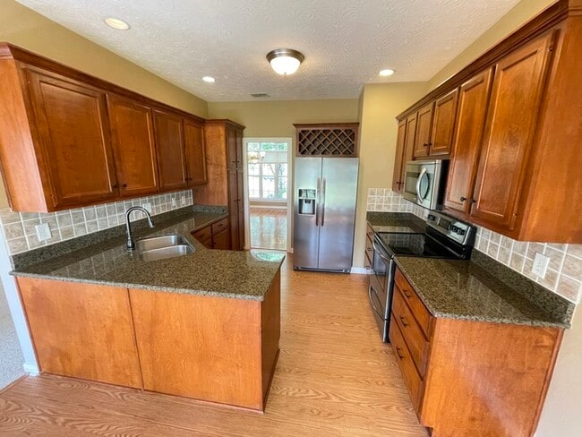 Building Photo - Wynbrooke home with large backyard, 2 car ...