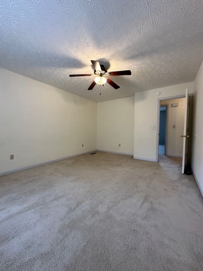 Building Photo - 2 Bedroom / 1.5 Bath Townhouse, Kingsport TN