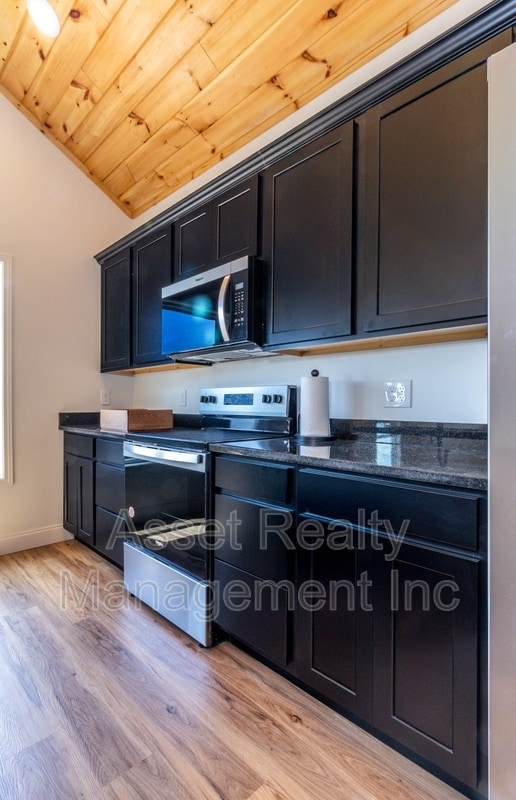 Building Photo - 915 River Cliff Dr