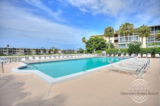 Building Photo - 2562 Garden Dr N