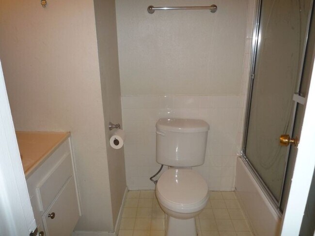 Building Photo - 4 bed-2 bath Single Story House with 2-Car...