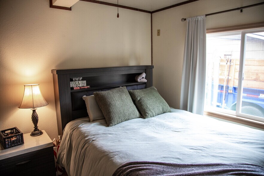 Building Photo - 6647 N Astor St