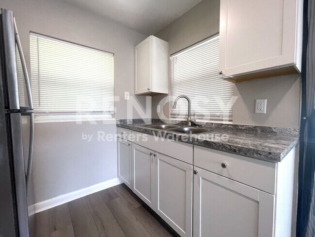 Building Photo - Freshly Renovated 2 Bed/1 Bath Apartment in Clearwater