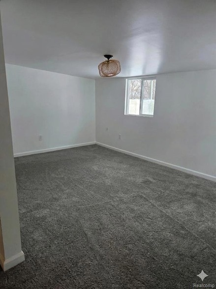 Building Photo - 12851 Saratoga St