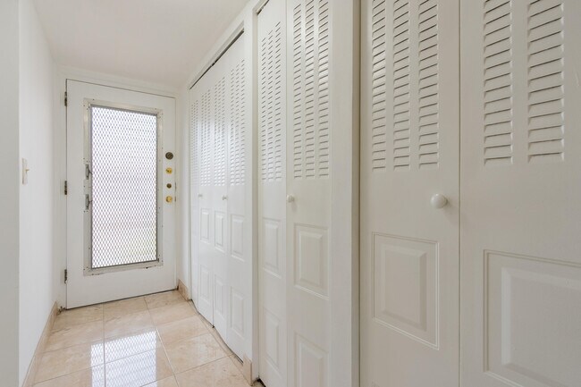 Building Photo - 2811 Somerset Dr