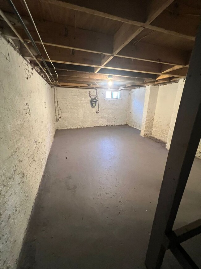 Building Photo - Recently Renovated 2 Bed 1 Bath Ready To M...