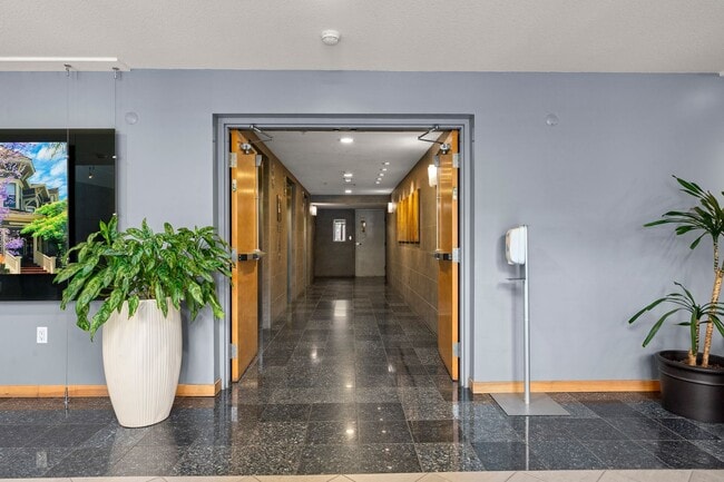 Building Photo - Super Spacious Cortez Hill 2-Bedroom at Discovery! Small Pet Ok!