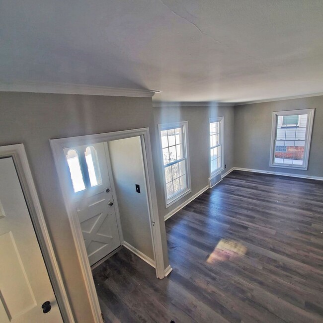 Building Photo - 3 BED 1.5 BATH SINGLE FAMILY HOME IN CLEVE...