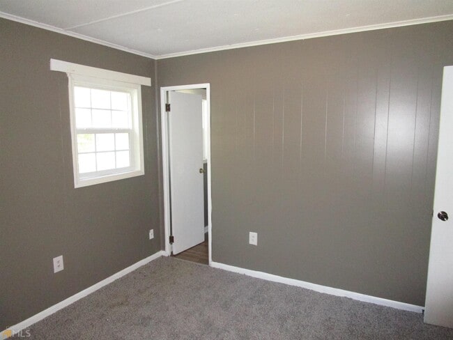 Building Photo - 2705 Village Green Ln