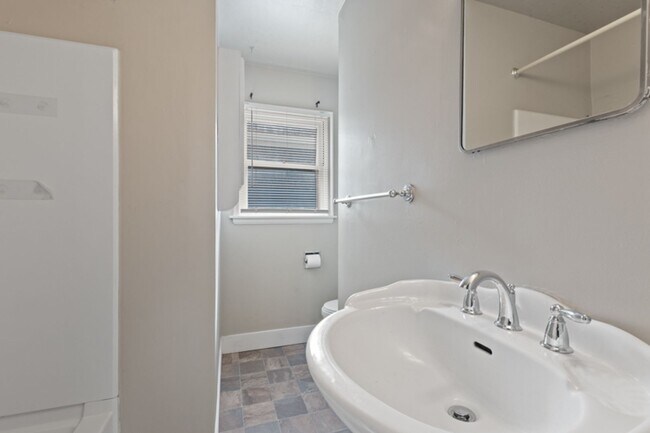 Building Photo - Close to UNR and Downtown!