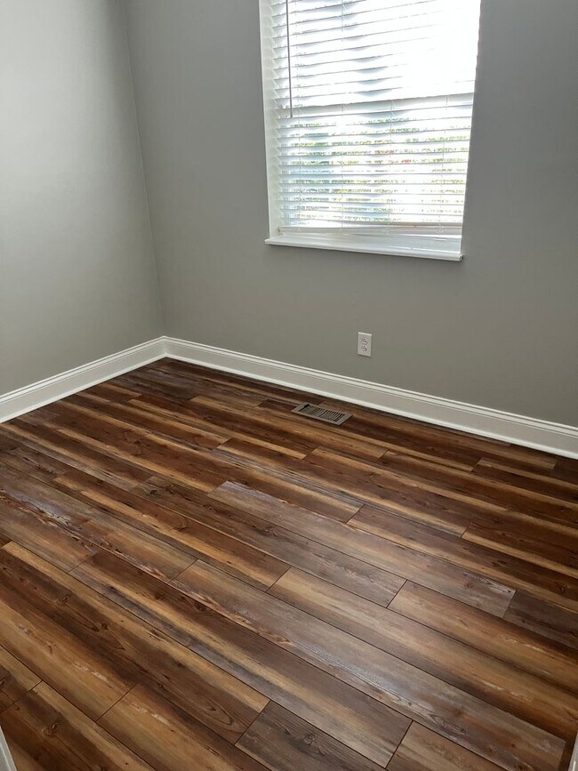 Building Photo - For Rent – Spacious 4-Bedroom Home in Knoxville