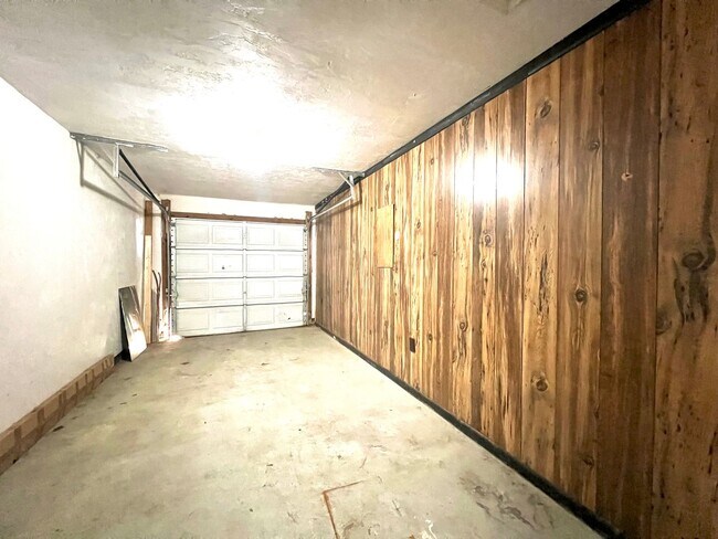 Building Photo - Super house on large private lot